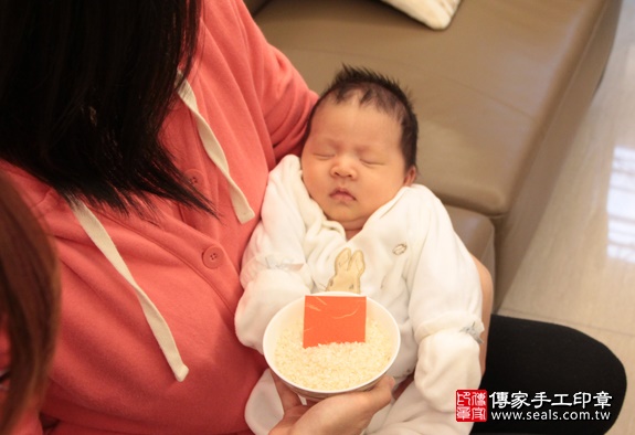 剃胎毛、滿月剃頭、嬰兒剃頭、嬰兒理髮、嬰兒剃髮、嬰兒剃胎毛、嬰兒滿月剃頭、寶寶剃頭、剃胎毛儀式、剃胎毛吉祥話、滿月剃頭儀式、滿月剃頭吉祥話、寶寶剃胎毛、寶寶滿月剃頭理髮、 台北中山區剃胎毛、台北中山區滿月剃頭、 台北中山區嬰兒剃頭剃胎毛、台北中山區嬰兒理髮、台北中山區嬰兒剃髮、楊寶寶(台北中山區到府嬰兒寶寶滿月剃頭理髮、免費到府嬰兒剃胎毛儀式吉祥話)。到府剃頭剃胎毛主持、專業拍照、DVD光碟、證書。★購買「臍帶章、肚臍章、胎毛筆刷印章」贈送：剃頭、收涎、抓周，三選一。2016.01.13 照片6